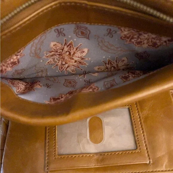 HOBO Evolve Wristlet in leather. - Picture 5 of 12